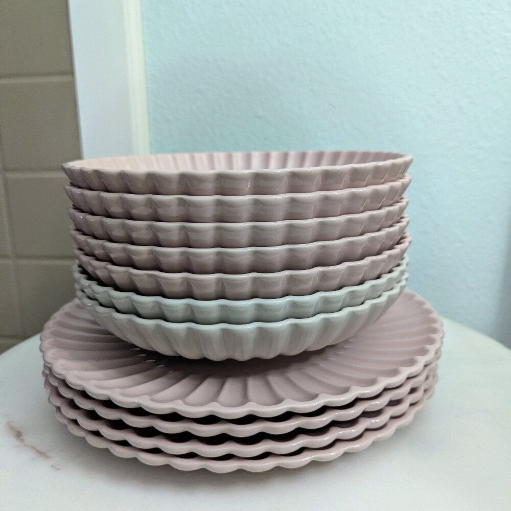 *SET OF 2* H&M Pink Fluted 9" Stoneware Pasta/Salad Plates - Picture 5 of 11